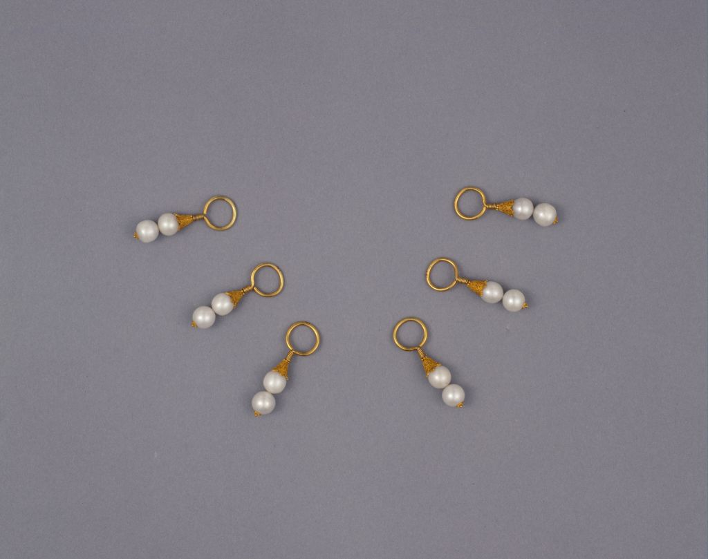 图片[1]-Earrings with gold rings and beads-China Archive